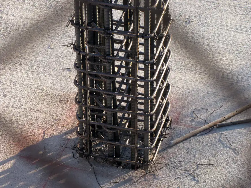 Armado de acero de una columna anclado a la losa de cimentación antes del colado