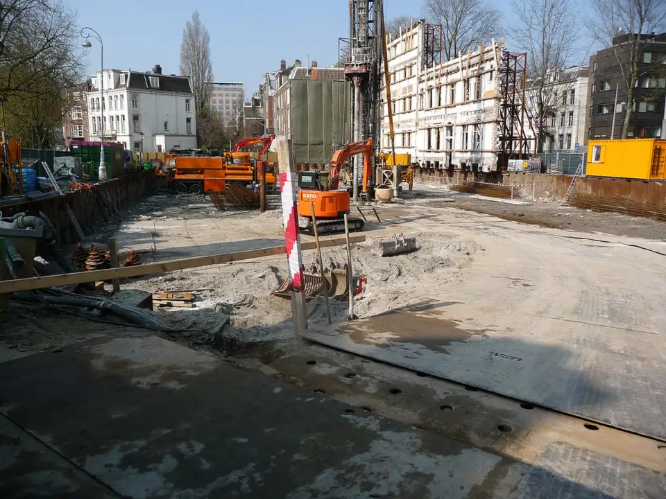 Excavación con maquinaria para el sótano y la cimentación de un edificio en la ciudad