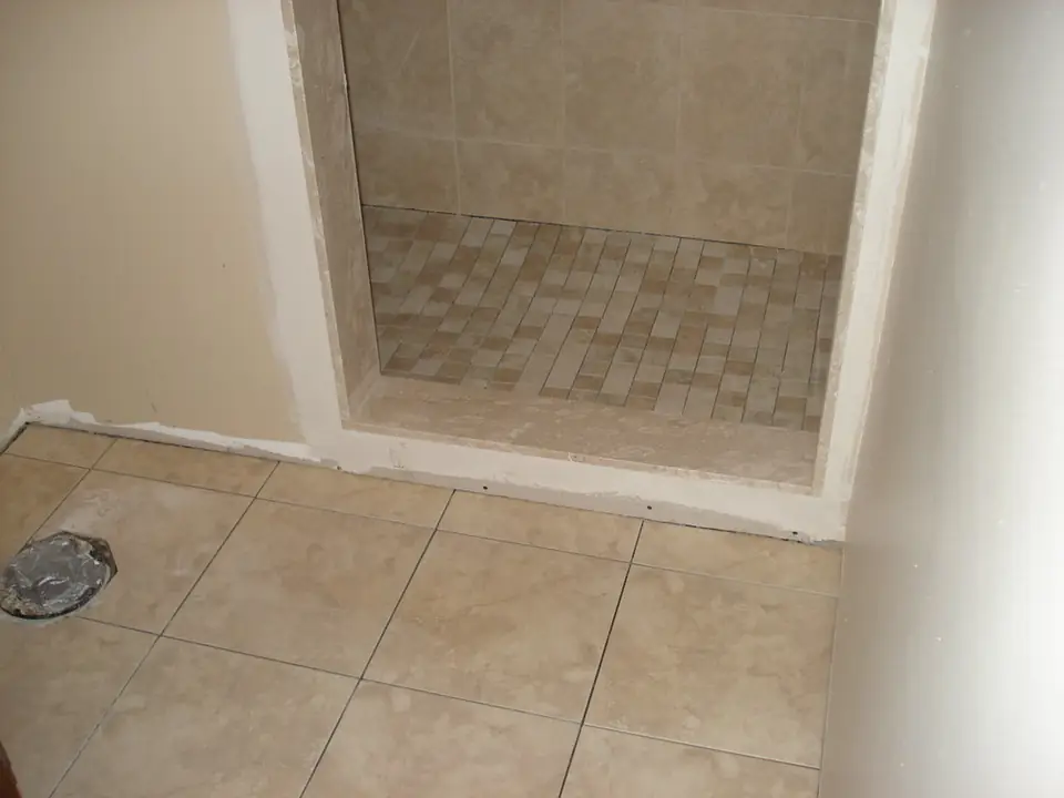 Regadera con azulejo nuevo y piso cerámico recién colocado