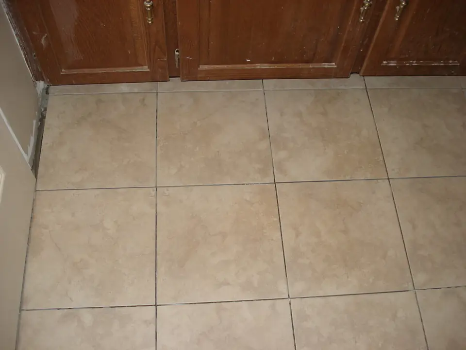 Piso cerámico nuevo recién colocado en una remodelación interior