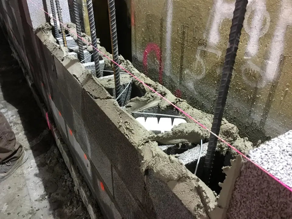 Muro de block de concreto con varilla en proceso de construcción