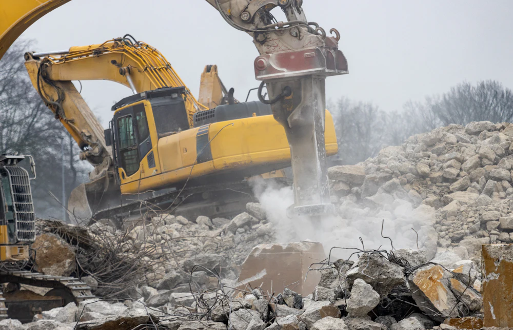 Martillo hidráulico fragmentando concreto armado durante el retiro de escombro de una demolición
